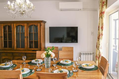 KRALJEVICA-kuća sa dva stana i bazenom