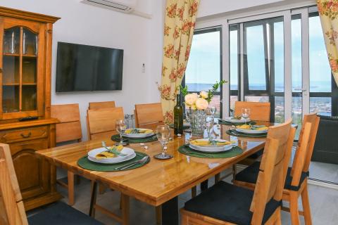 KRALJEVICA-kuća sa dva stana i bazenom