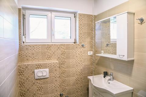 KRALJEVICA-kuća sa dva stana i bazenom