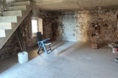 Otok Krk, Stara Baška - samostojeća kuća u fazi renovacije 