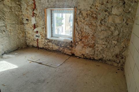 Otok Krk, Stara Baška - samostojeća kuća u fazi renovacije 