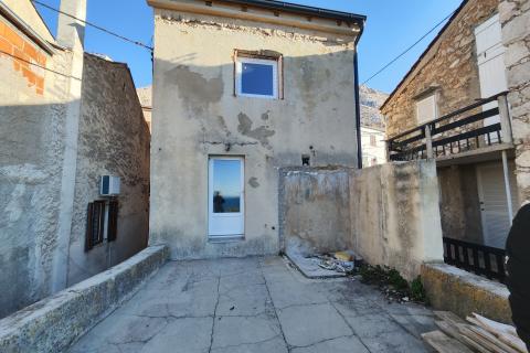 Otok Krk, Stara Baška - samostojeća kuća u fazi renovacije 