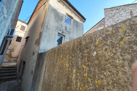 Otok Krk, Stara Baška - samostojeća kuća u fazi renovacije 