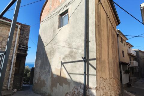 Otok Krk, Stara Baška - samostojeća kuća u fazi renovacije 