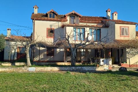 Istra,Pula-kuća s garažom,okućnica,za renoviranje