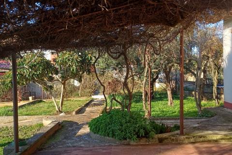 Istra,Pula-kuća s garažom,okućnica,za renoviranje