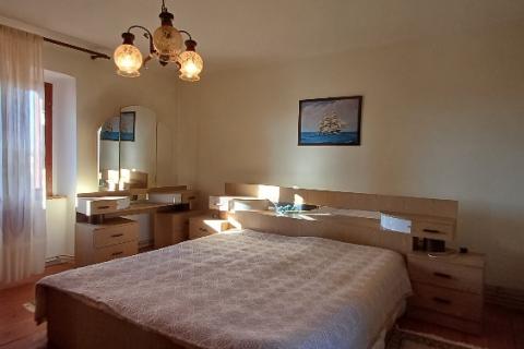 Istra,Pula-kuća s garažom,okućnica,za renoviranje