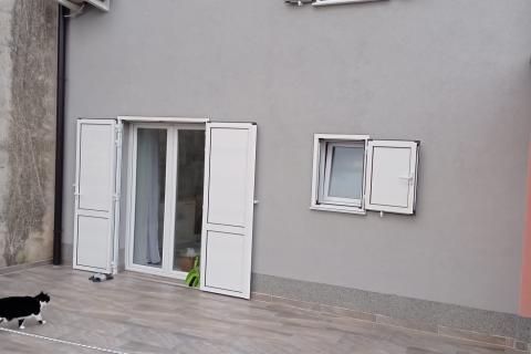 Otok Krk,Omišalj, autohtona kuća 90 m2, kompletno renovirana