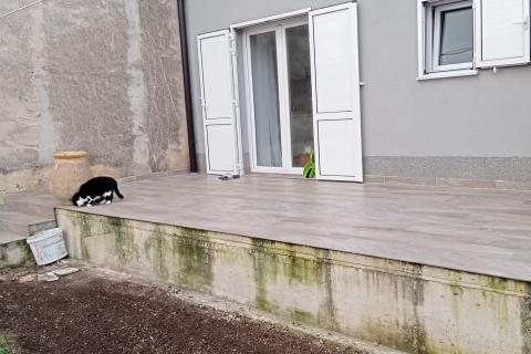 Otok Krk,Omišalj, autohtona kuća 90 m2, kompletno renovirana