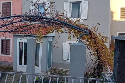 Otok Krk,Omišalj, autohtona kuća 90 m2, kompletno renovirana