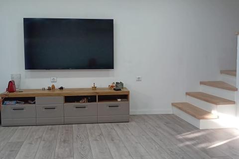 Otok Krk,Omišalj, autohtona kuća 90 m2, kompletno renovirana