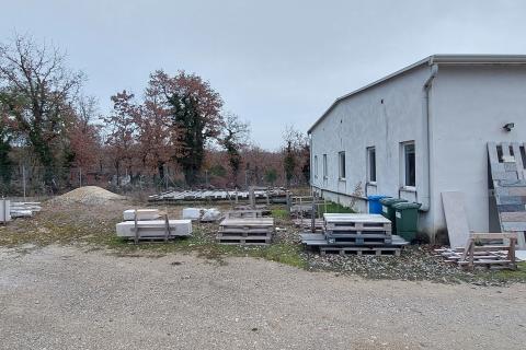 Istra, Višnjan, poslovna hala sa velikim zemljištem 