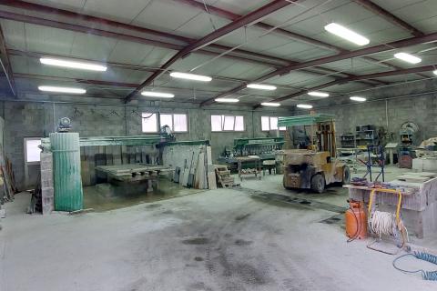 Istra, Višnjan, poslovna hala sa velikim zemljištem 