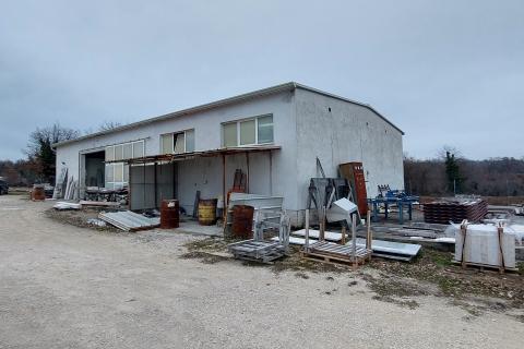 Istra, Višnjan, poslovna hala sa velikim zemljištem 