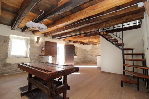 Istra, Ćićarija, dvije kamene kuće okružene netaknutom prirodom