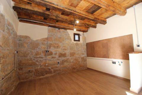 Istra, Ćićarija, dvije kamene kuće okružene netaknutom prirodom