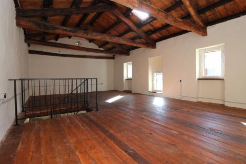 Istra, Ćićarija, dvije kamene kuće okružene netaknutom prirodom