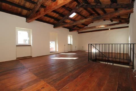 Istra, Ćićarija, dvije kamene kuće okružene netaknutom prirodom