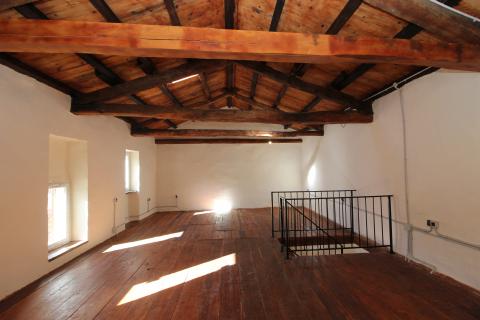 Istra, Ćićarija, dvije kamene kuće okružene netaknutom prirodom