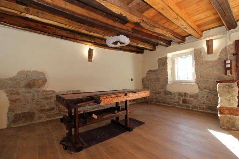 Istra, Ćićarija, dvije kamene kuće okružene netaknutom prirodom