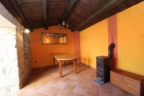 Istra, Ćićarija, dvije kamene kuće okružene netaknutom prirodom