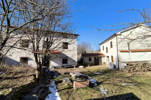 Istra, Ćićarija, dvije kamene kuće okružene netaknutom prirodom