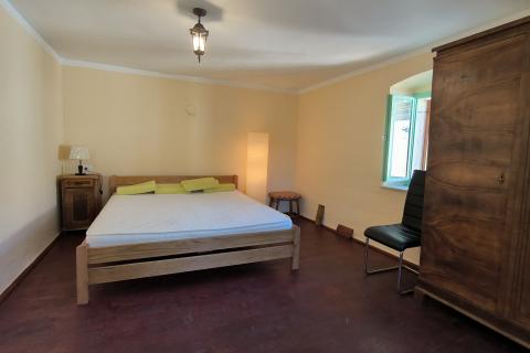 Istra, Ćićarija, dvije kamene kuće okružene netaknutom prirodom