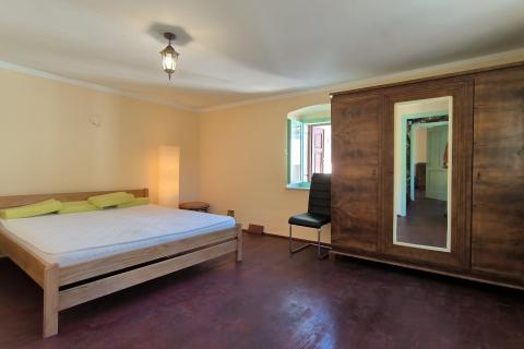 Istra, Ćićarija, dvije kamene kuće okružene netaknutom prirodom