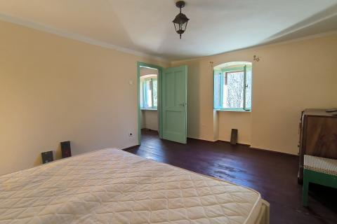 Istra, Ćićarija, dvije kamene kuće okružene netaknutom prirodom