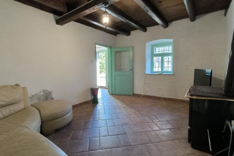 Istra, Ćićarija, dvije kamene kuće okružene netaknutom prirodom