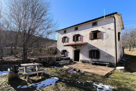 Istra, Ćićarija, dvije kamene kuće okružene netaknutom prirodom