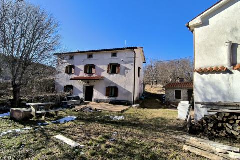 Istra, Ćićarija, dvije kamene kuće okružene netaknutom prirodom