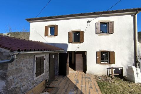 Istra, Ćićarija, dvije kamene kuće okružene netaknutom prirodom