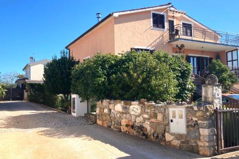 Novigrad,  apartmanska kuća s pogledom na more