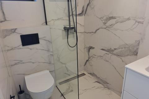 Crikvenica- luksuzan stan sa bazenom u kvalitetnoj novogradnji sa liftom