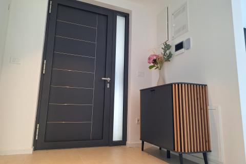 Crikvenica- luksuzan stan sa bazenom u kvalitetnoj novogradnji sa liftom