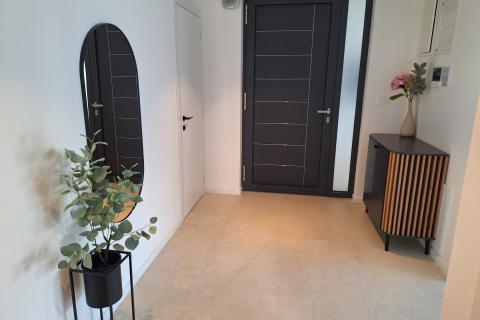 Crikvenica- luksuzan stan sa bazenom u kvalitetnoj novogradnji sa liftom