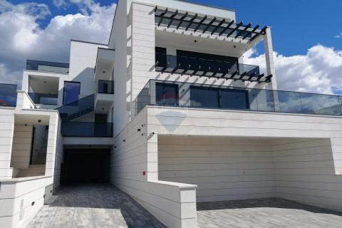 Crikvenica- luksuzan stan sa bazenom u kvalitetnoj novogradnji sa liftom