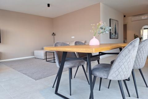 Crikvenica- luksuzan stan sa bazenom u kvalitetnoj novogradnji sa liftom