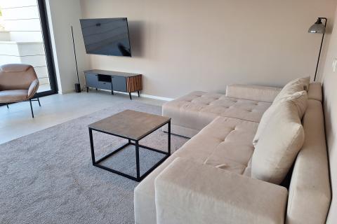 Crikvenica- luksuzan stan sa bazenom u kvalitetnoj novogradnji sa liftom