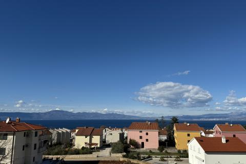 Otok Krk - Malinska, stan u novogradnji s bazenom i pogledom na more