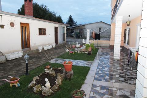 Kuća s tri stana u blizini Tara