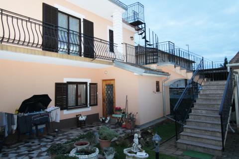 Kuća s tri stana u blizini Tara