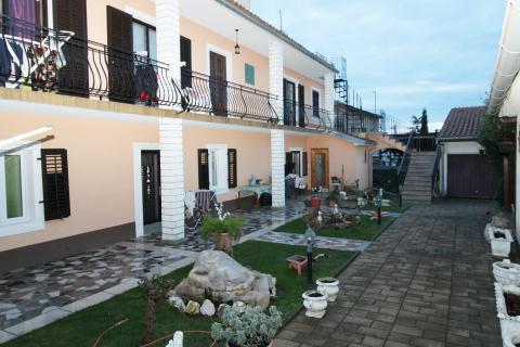 Kuća s tri stana u blizini Tara