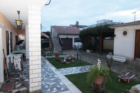 Kuća s tri stana u blizini Tara