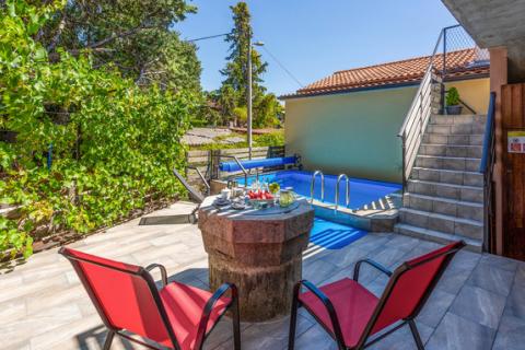 Krk - Pinezići, Krk, kamena kuća 150 m2 s bazenom i jacuzzijem