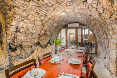 Krk - Pinezići, Krk, kamena kuća 150 m2 s bazenom i jacuzzijem