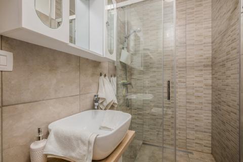 Krk - Pinezići, Krk, kamena kuća 150 m2 s bazenom i jacuzzijem