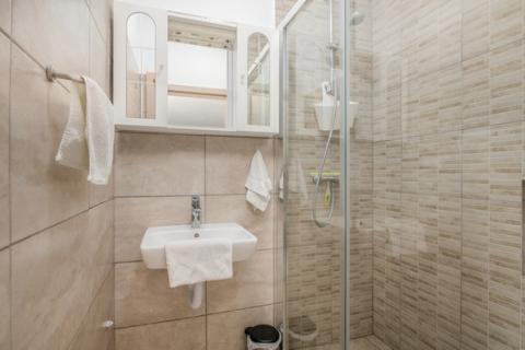 Krk - Pinezići, Krk, kamena kuća 150 m2 s bazenom i jacuzzijem