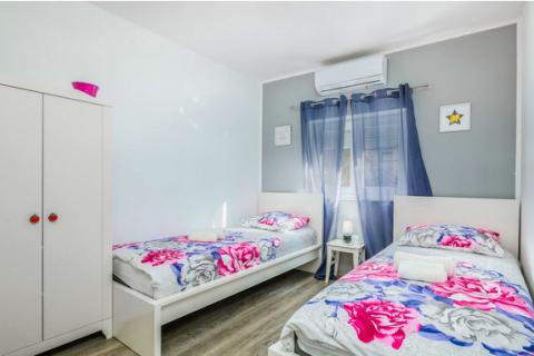 Krk - Pinezići, Krk, kamena kuća 150 m2 s bazenom i jacuzzijem